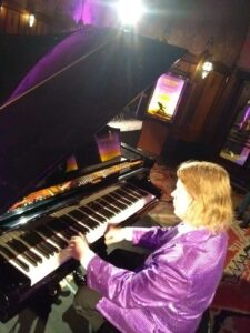 Een kijkje terug. Pianist Thomas Alexander achter de vleugel tijdens de premiere van Bohemian Rhapsody (1)