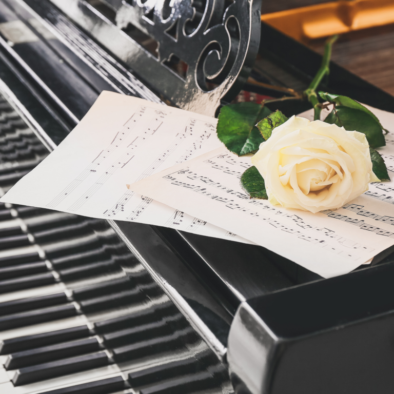 Bladmuziek voor piano met een roos erop