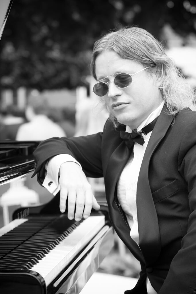 Bruiloft pianist Thomas alexander achter zijn piano