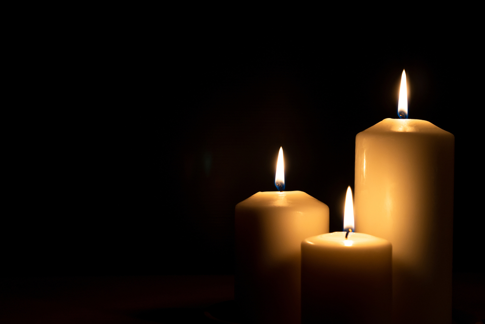 Kaarsen als laatste groet op een uitvaart, pianist begrafenis