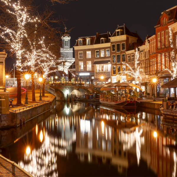 Leiden studentenstad met kerst